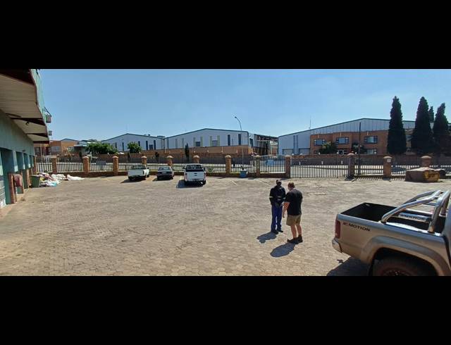 1,100M² BUILDING FOR SALE IN APEX
